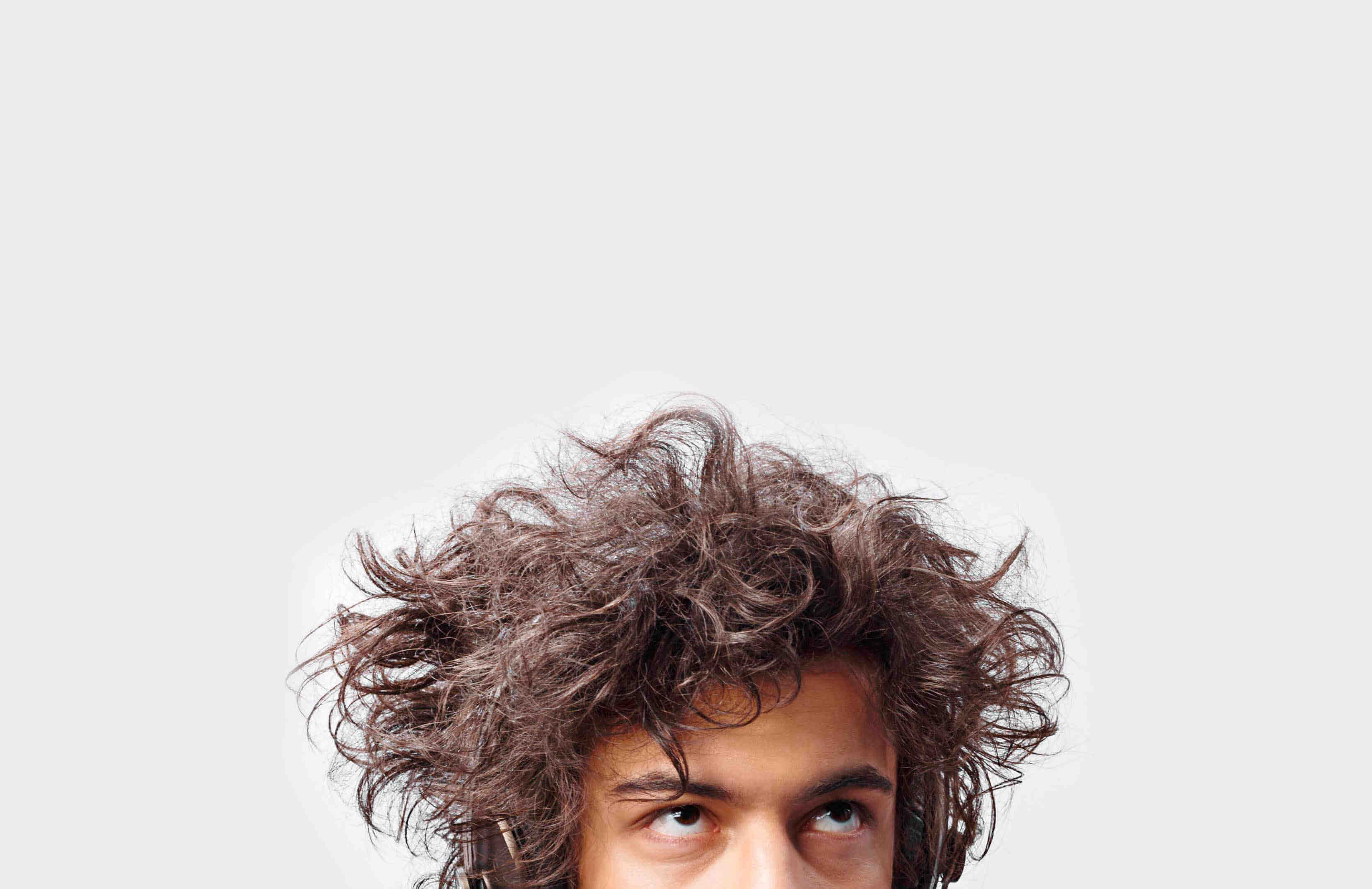 Comment prendre soin de ses cheveux frisés et bouclés